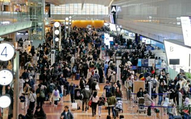 　利用客で混雑する羽田空港の国内線出発ロビー＝２７日午前