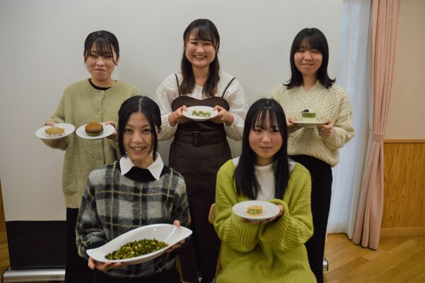 桑の葉パウダーを使い試作した商品。前列左の学生が持つのが桑ノーラ