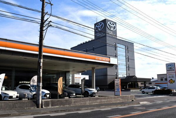 繁忙期を除きおおむね月２回、日曜休業を導入するトヨタカローラ栃木の本社（右奥）と宇都宮上横田店＝10日午後、宇都宮市