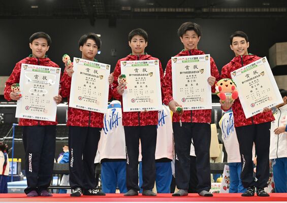 ２位に輝き笑顔を見せる、体操団体総合少年男子の本県チーム＝13日午後６時10分、宇都宮市西川田４丁目