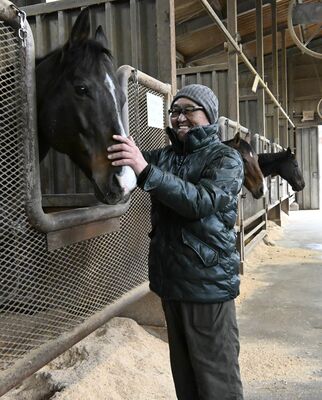 厩舎で馬の健康管理をする俊介さん
