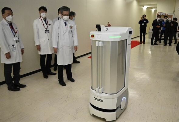 臨床検査センターから採血場へ検体を取りに行くロボット＝１日午後、壬生町北小林