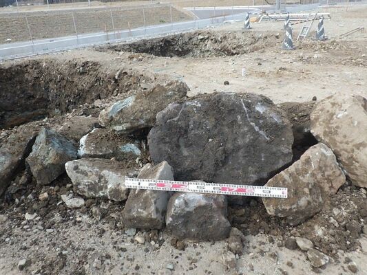 地中から出土した直径約１メートルの砕石（那須塩原市提供）