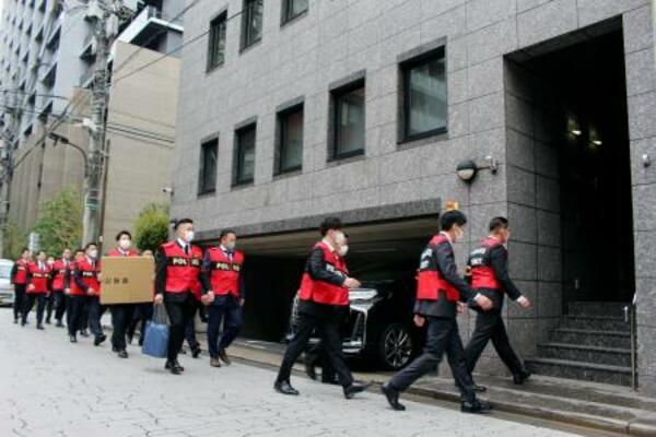　指定暴力団住吉会の本部事務所へ家宅捜索に入る警視庁の捜査員ら＝２日午前１０時３４分、東京都港区