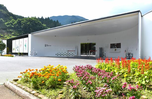 豊かな自然の中に建つ富弘美術館