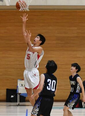 男子１回戦　第３クオーター８分、真岡の北川がレイアップシュートを決める＝明保野体育館、井上孝男撮影