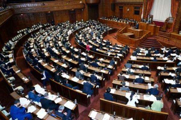 学校教育法などの改正案が審議入りした参院本会議=29日午前