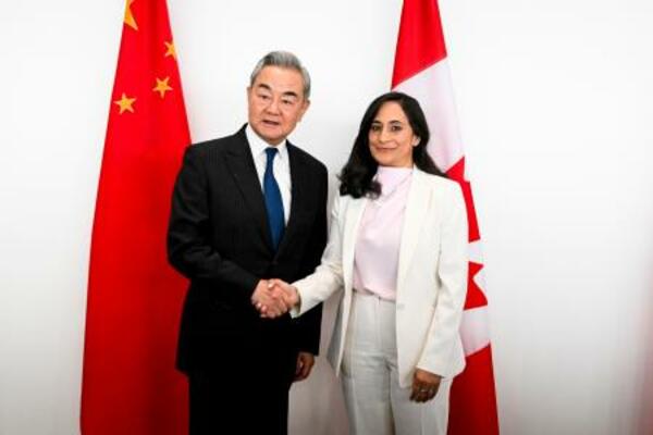 会談に臨む中国の王毅外相(左)とカナダのアナンド外相=29日、オタワ(Spencer Colby/The Canadian Press提供、AP=共同)
