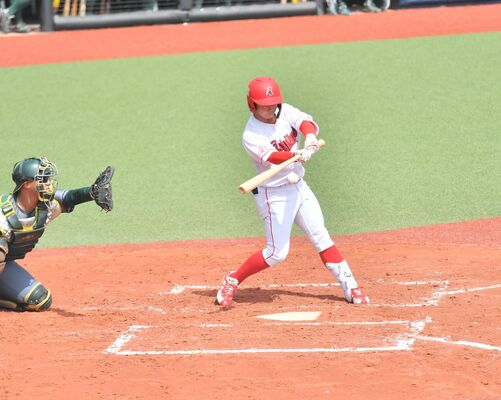 2回、全足利クラブの新谷が先制の右前適時打を放つ=日立市池の川さくらスタジアム、井上孝男撮影