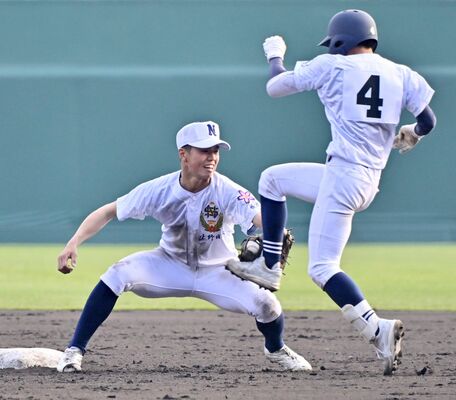 7回、佐野日大の遊撃手・金田(左)が右前打で二塁を狙った打者をタッチアウト=甲子園、広瀬華撮影
