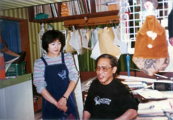 やなせさん（右）の助手を務めていた米倉さん＝１９８３年、東京都内のやなせスタジオ（米倉さん提供）