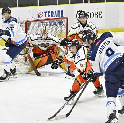 第２ピリオド、キルプレーで守るバックスの選手たち＝日光霧降アイスアリーナ、鈴木久崇撮影