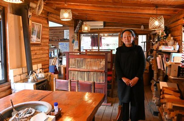 ぬくもりあふれる店内に立つ店主の斎藤さん