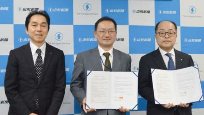 生成AI開発で協定を結んだ山形新聞社の佐藤秀之社長(右)、新潟日報生成AI研究所の鶴間尚社長(中央)、新潟日報社の馬場幸夫常務=2日午後、山形市