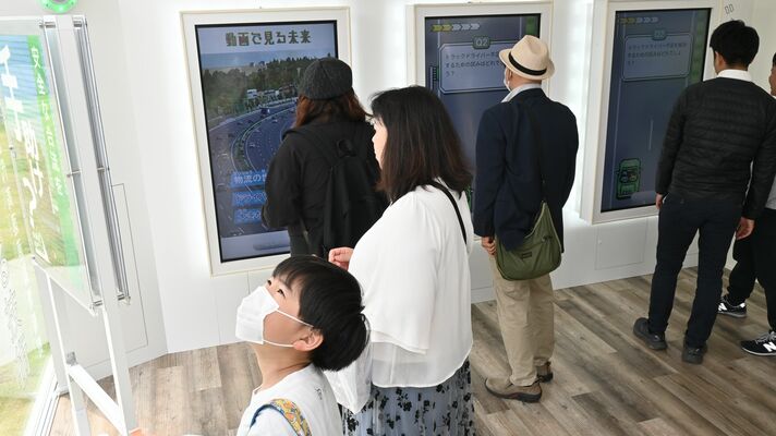 情報館の映像などを楽しむ来館者ら＝25日午後０時15分、佐野市黒袴町