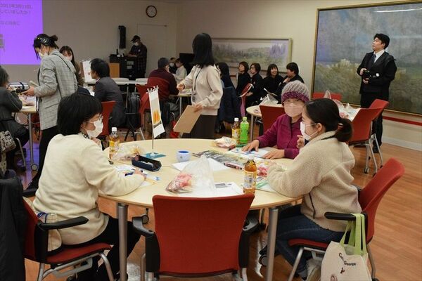 ３・11の記憶を語らう参加者たち＝４日午後、宇都宮市峰町