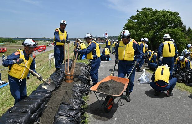 土のう積みを行う消防団員