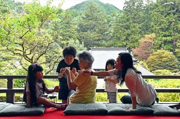 雲巌寺のぬれ縁で紅茶を楽しむ家族連れ