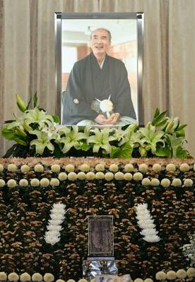 　大相撲元大関若嶋津、日高六男さんの通夜で祭壇に飾られた遺影＝２３日午後、千葉県市川市