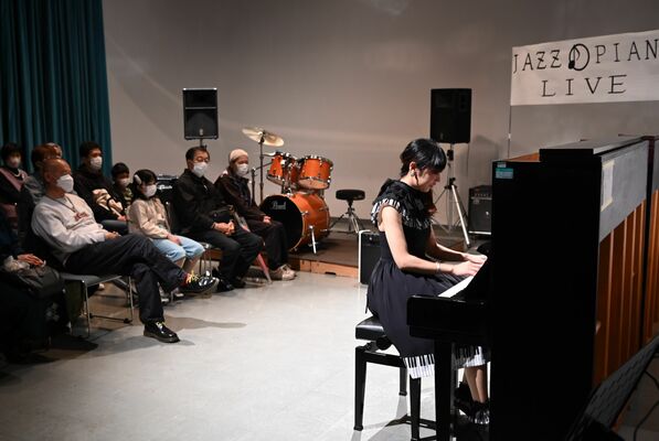 イースタインの音色が響いたライブ会場