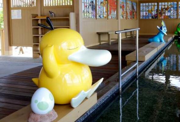 ポケモン足湯の「コダック」(手前)と「シャワーズ」。現在は修復のため撤去されている=5月、石川県七尾市