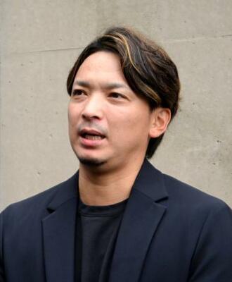 　取材に応じるソフトバンクの東浜巨投手＝９日、みずほペイペイドーム