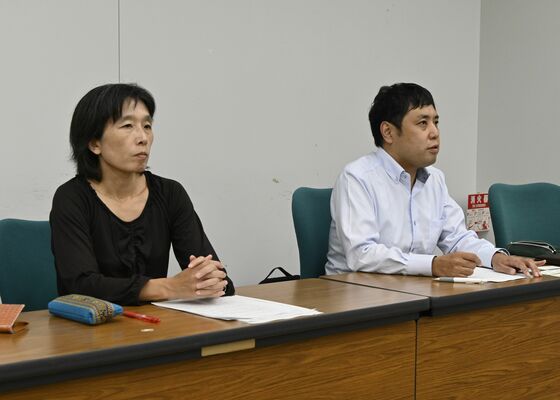 記者会見する県弁護士会の杉田明子副会長（左）と服部有副会長＝26日午後、県庁記者クラブ