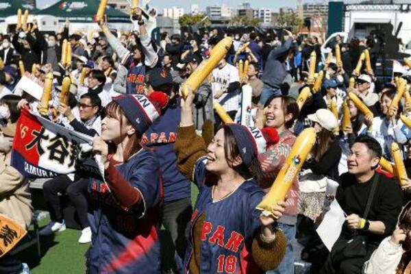 WBCをパブリックビューイングで観戦するファン=3月、東京都墨田区