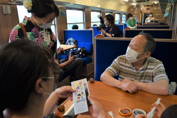浴衣姿で接客するＳＬ観光アテンダントら