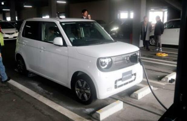 急速充電器を使用して充電するホンダの電気自動車(EV)=3日午後、さいたま市