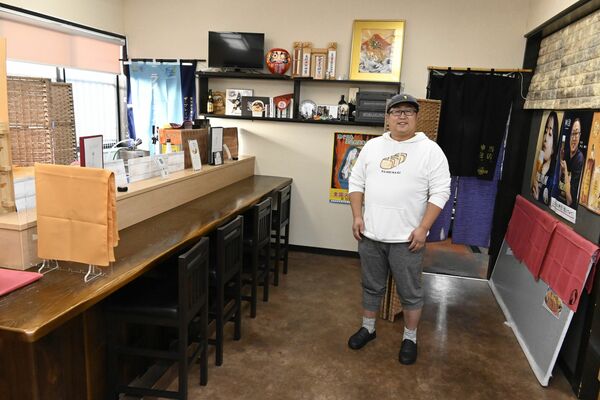 店内に立つ店主の川上さん