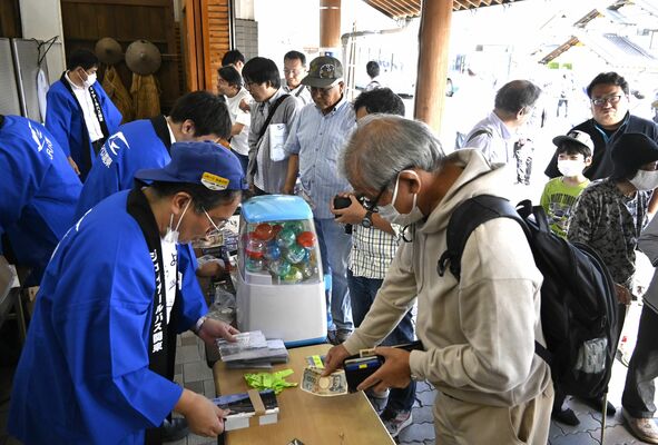 レプリカの記念切符などを買い求める来場者