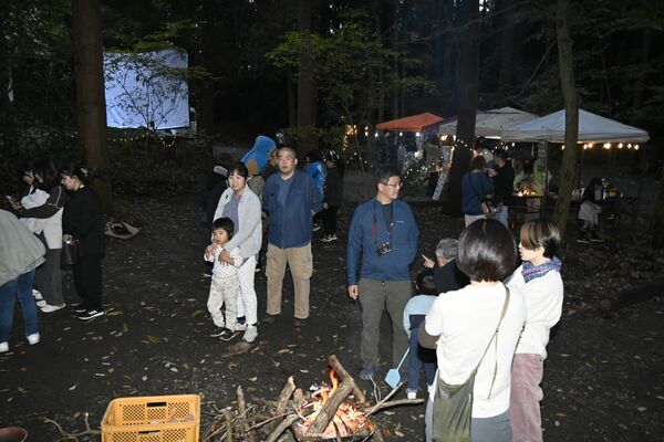 軽食販売や映画上映などでにぎわった会場