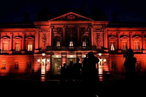 「オレンジリボン・児童虐待防止推進キャンペーン」の一環で、オレンジ色にライトアップされた迎賓館=18日夕、東京・元赤坂