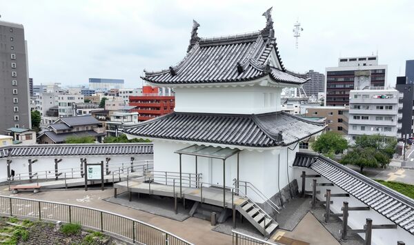 修繕工事が終わってお目見えした真っ白な外壁の清明台＝１日午前11時45分、宇都宮市本丸町、ドローンから