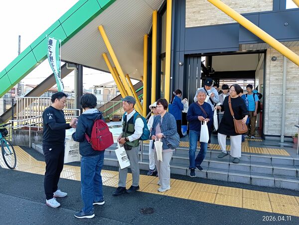 ＪＲ烏山駅で烏山線利用の来場者に有料試飲１杯無料券を配る島崎社長（左）＝４月１１日、那須烏山市