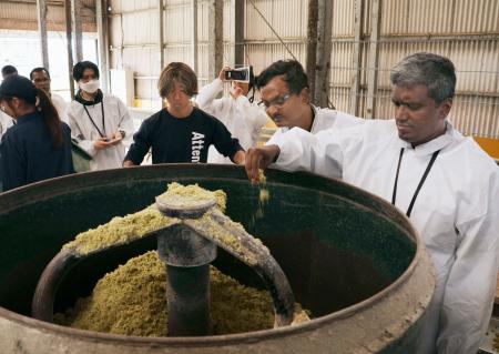 　竹の飼料化の研究が進む鹿児島大の牧場を訪れたインドからの視察団＝５月、鹿児島県薩摩川内市