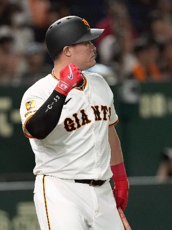 4回、勝ち越しとなる押し出し死球を受けガッツポーズする巨人・リチャード=東京ドーム