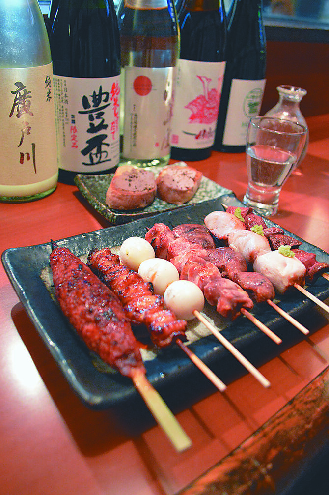 モモ、ムネ、つくねなど栃木しゃもの串焼き(奥はレバーパテ)
