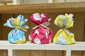 アレンジ１の紙ナプキンで花包み