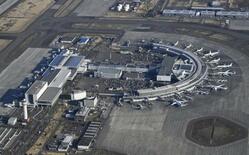 台湾機から煙、緊急着陸