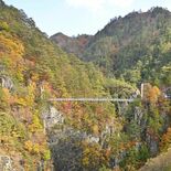 つり橋から望む断崖の錦 日光・瀬戸合峡で紅葉が最盛期 例年より遅く
