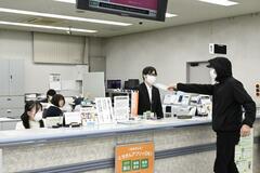 窓口強盗を想定 行員ら対応訓練