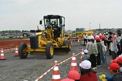【夕刊】建設現場の作業に興味津々
