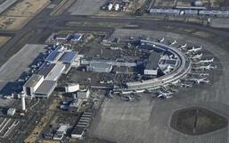 台湾機から煙、緊急着陸