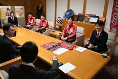 今季連覇目指し市長に意気込み