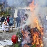 日光・興雲律院で年越大祭　雪化粧の境内で護摩たき　能登の復興にも願い込め
