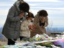 那須雪崩事故から５年　現場近くで献花