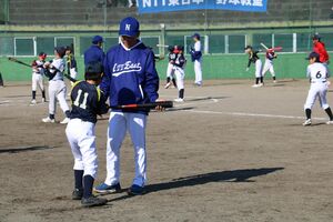 児童にバッティングを教えるNTT東日本野球部の選手ら