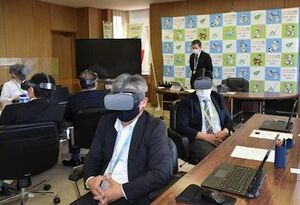 ゴーグルを装着してハラスメント研修に臨む職員=25日午後、那須塩原市